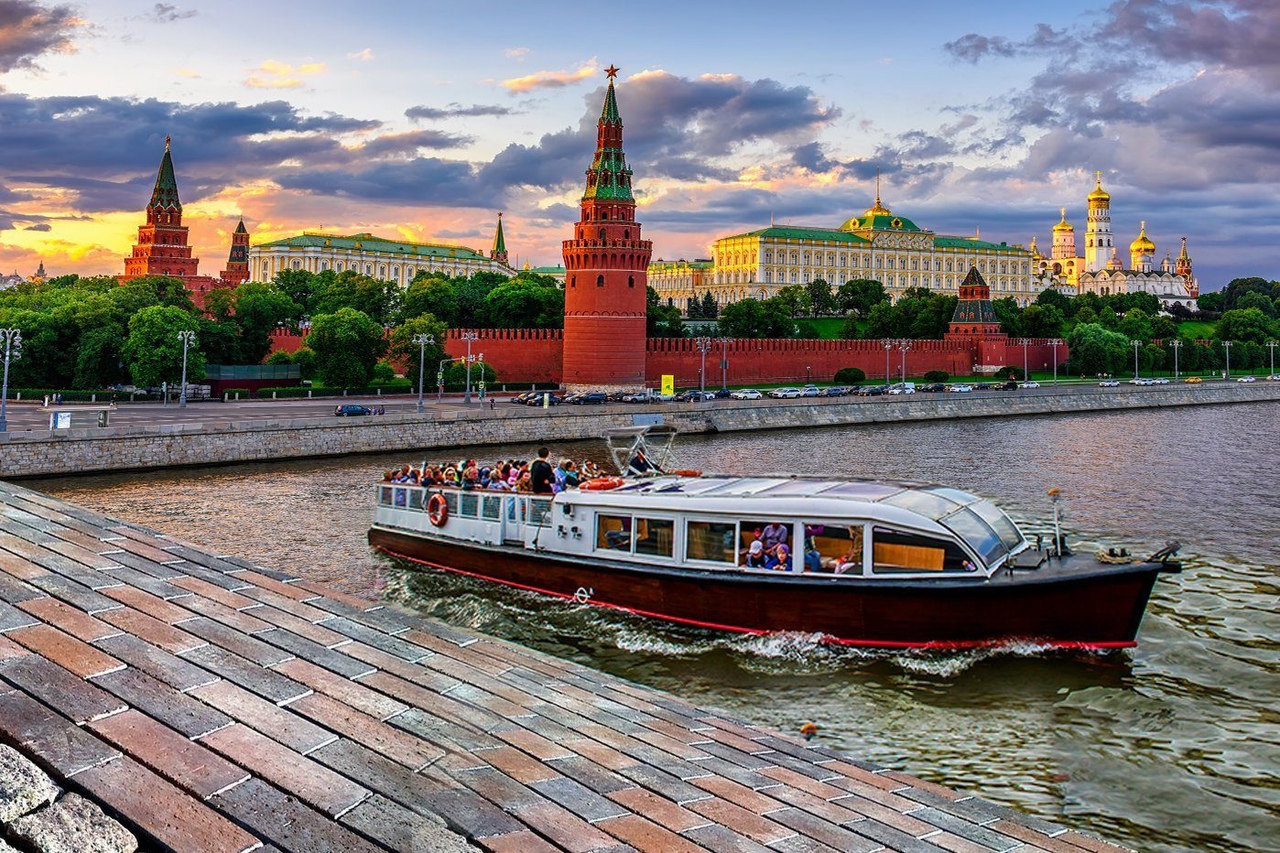 На прогулочном теплоходе по москве реке. Теплоходная прогулка Москва. Речные прогулки на теплоходе по Москве-реке. Теплоход Москва река. Москва река экскурсия на теплоходе.